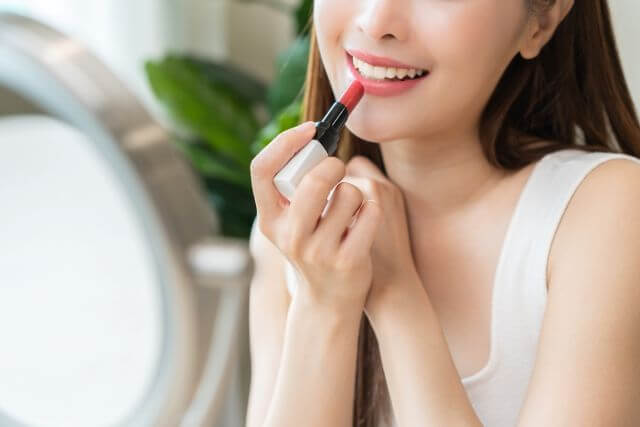 リップを塗る女性
