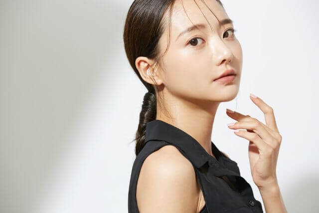 こちらを見る女性