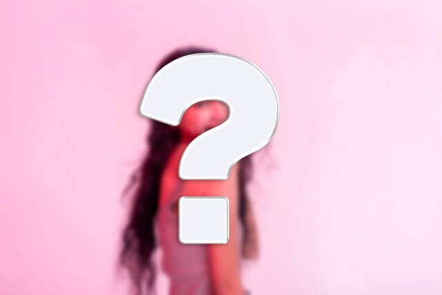 ハテナマークの奥にいる女性