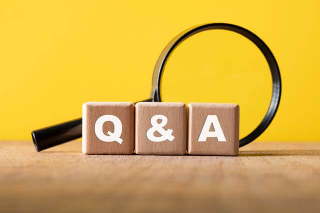 虫眼鏡とQ&Aと書かれたブロック